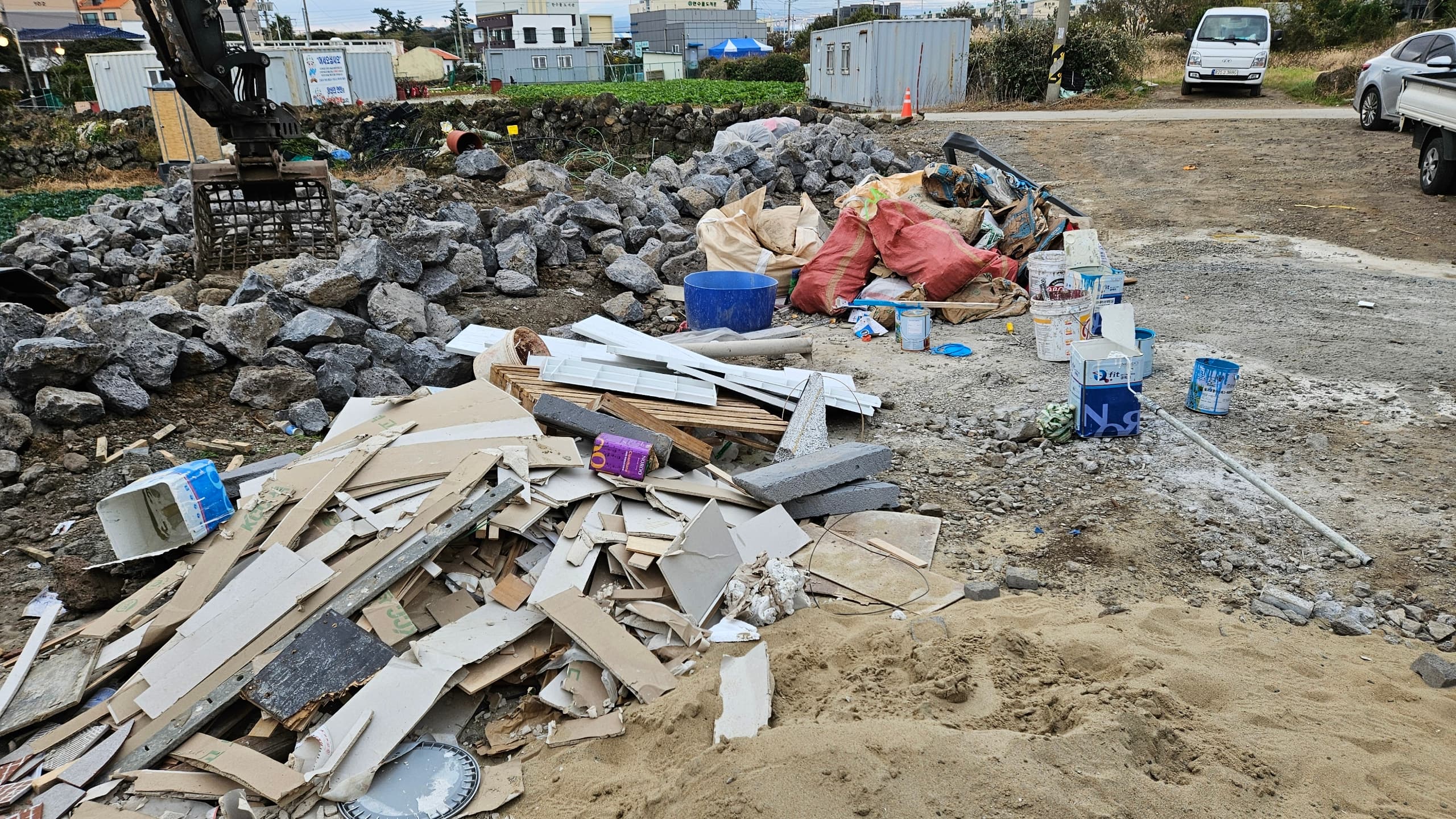 폐기물 정리 작업 사진 1